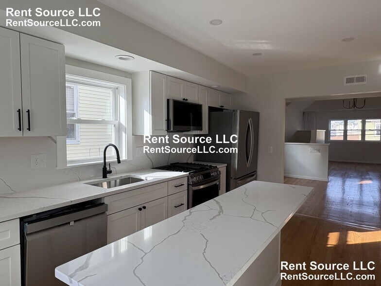 Building Photo - 52 Cotting St