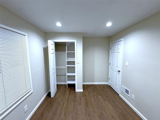 Building Photo - 33 1/2 Oak St