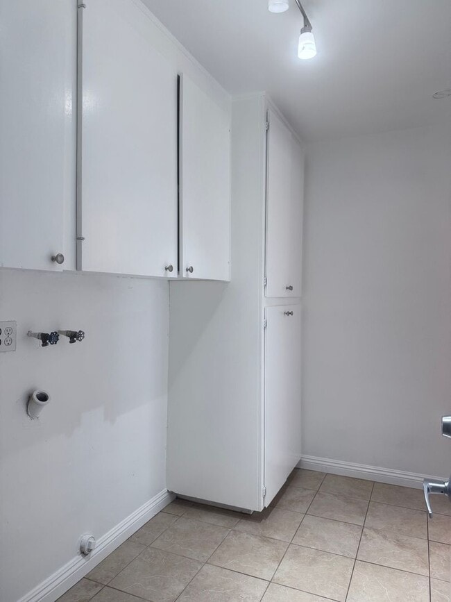 Building Photo - MOVE-IN SPECIAL FOR JULY - 3 Br 2 ba with ...