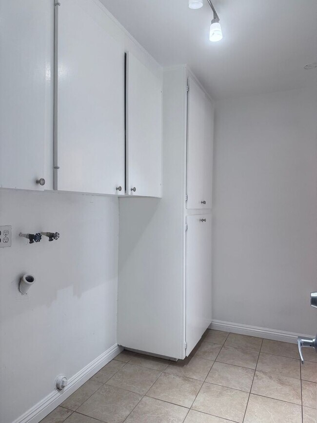 Building Photo - Price Reduction plus Move-in Special 3 Br ...