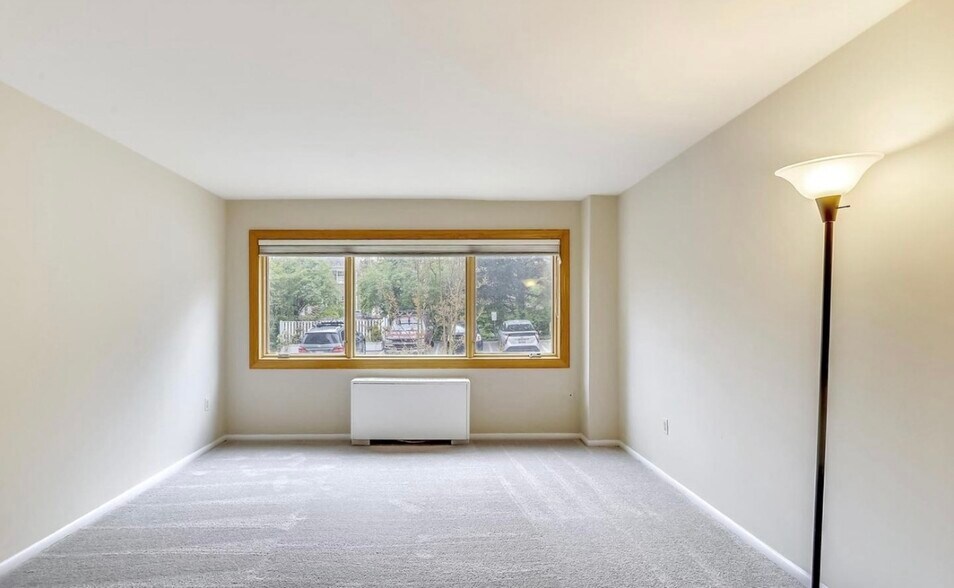Building Photo - 4720 Chevy Chase Dr