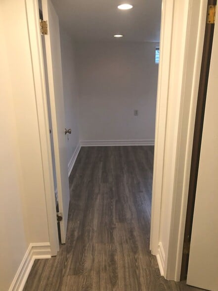 Building Photo - 516 E Wedgewood Ave