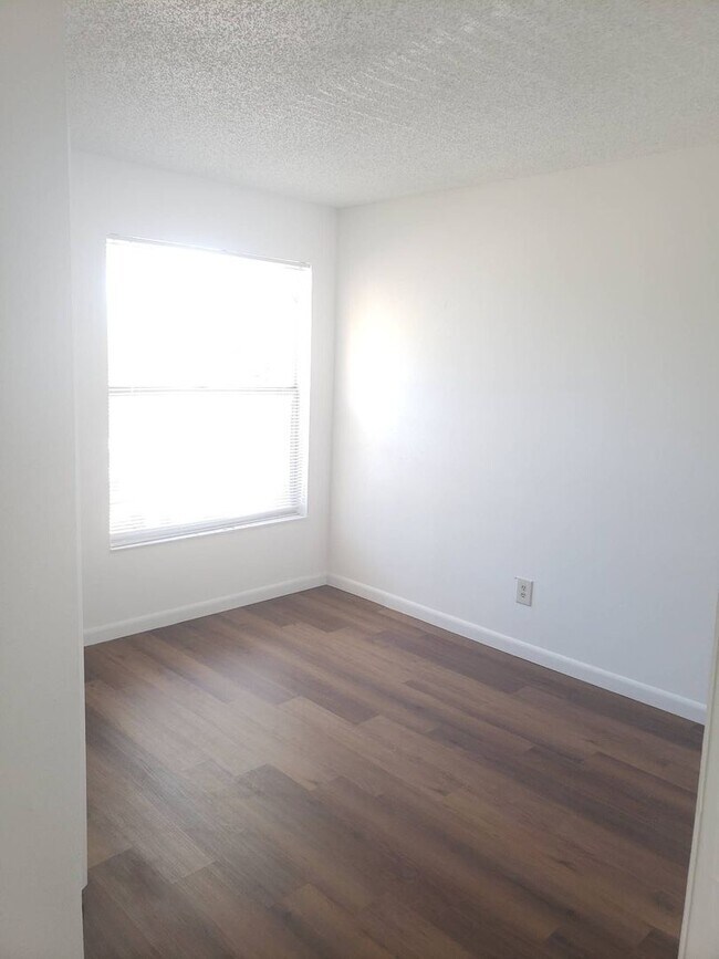 Building Photo - GREAT 3 bedroom 2 bath all new inside sing...