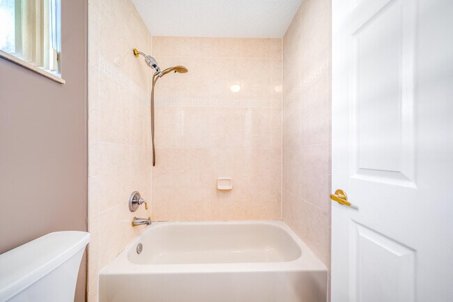 Building Photo - 2324 Simonson Dr