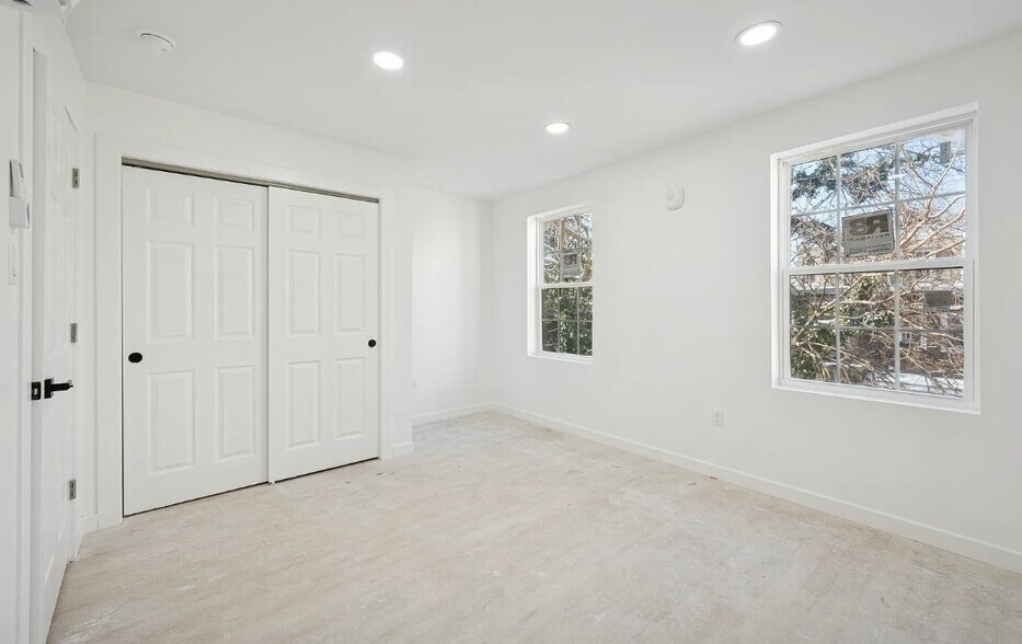 Building Photo - 51 Farson St