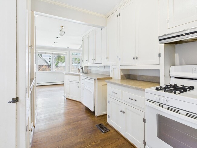 Building Photo - 307 Lexington Rd