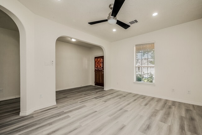 Building Photo - 520 West Fork