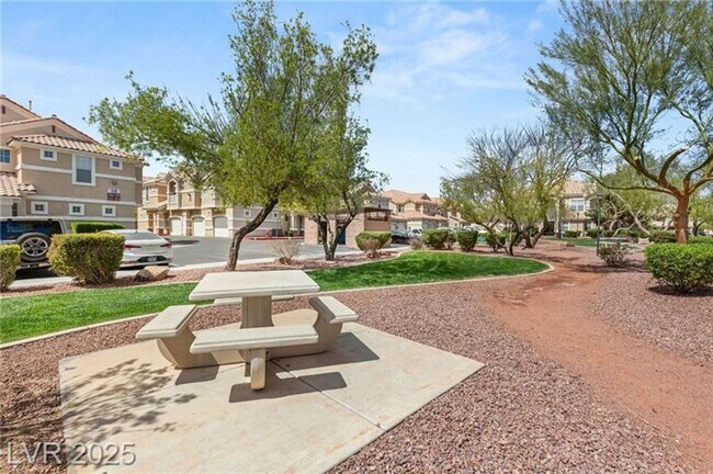 Building Photo - Spacious Two-Bedroom Condo with Resort-Sty...