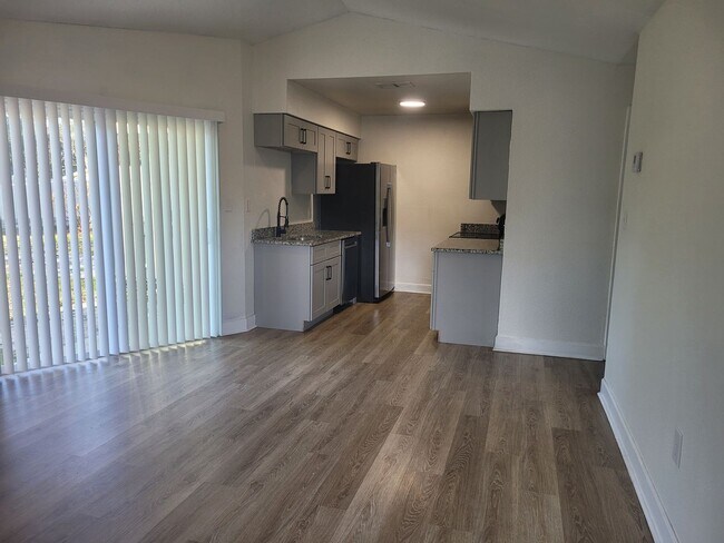 Building Photo - 1236 Dovehill Dr