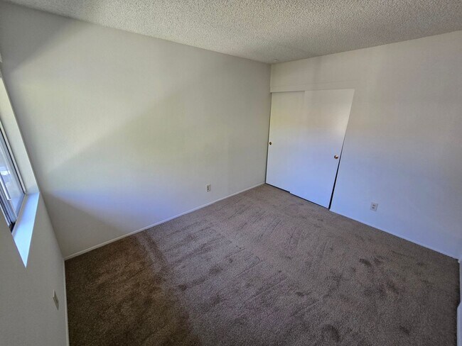 Building Photo - Spacious townhome in a well-maintained El Cajon complex