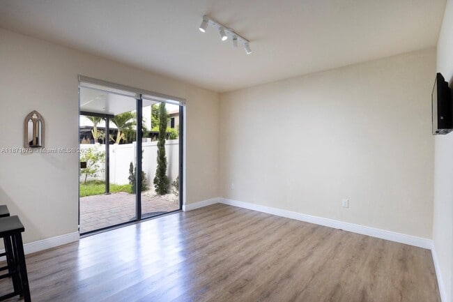 Building Photo - 3324 W 90th St