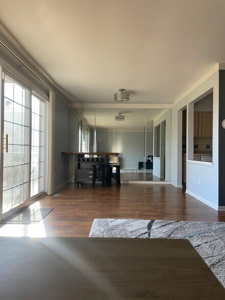 Building Photo - 500 Fox Hills Dr N