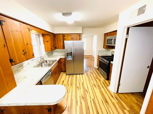 Building Photo - ** 3 bed 2 bath located in Morningview ** ...
