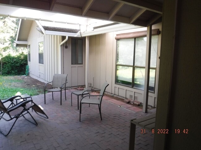 Building Photo - Large 3 Bedroom House