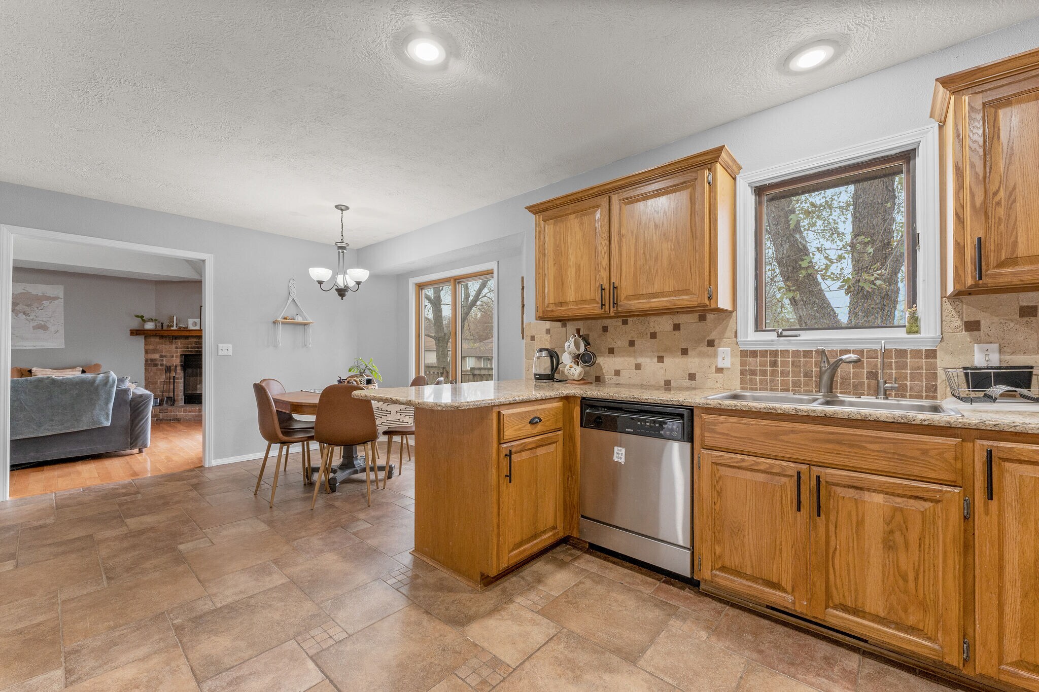 Kitchen / dining room - 3668 W El Castile St