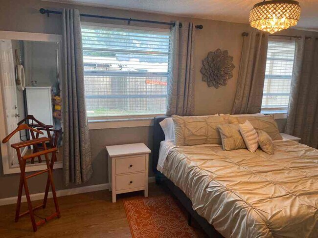 Building Photo - 610 1st Ave NE