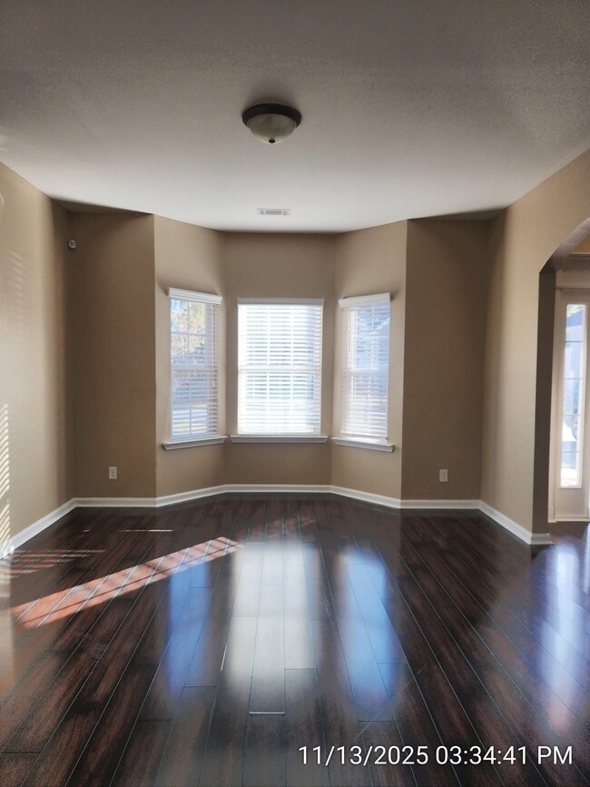 Building Photo - 641 Red Oak Ln