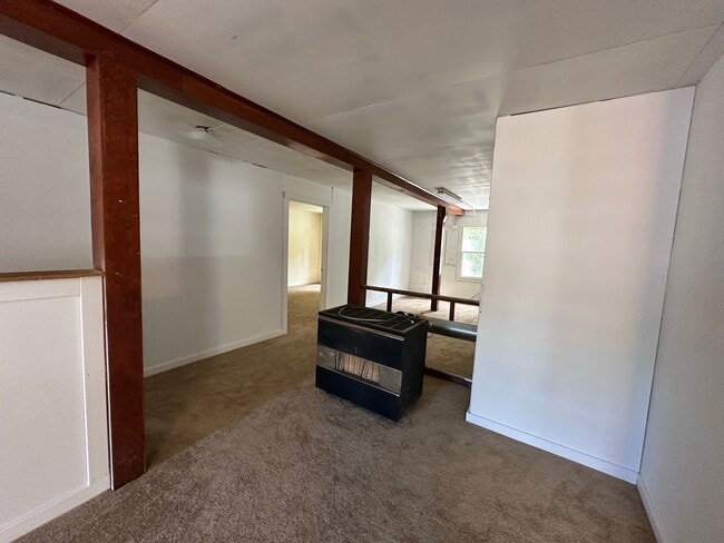 Building Photo - Large 4 Bedroom Apartment in Canyonville