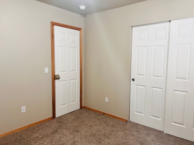 Building Photo - Enormous 4 Bed 2.5Bath + Bonus Room Great Lacey Neighborhood