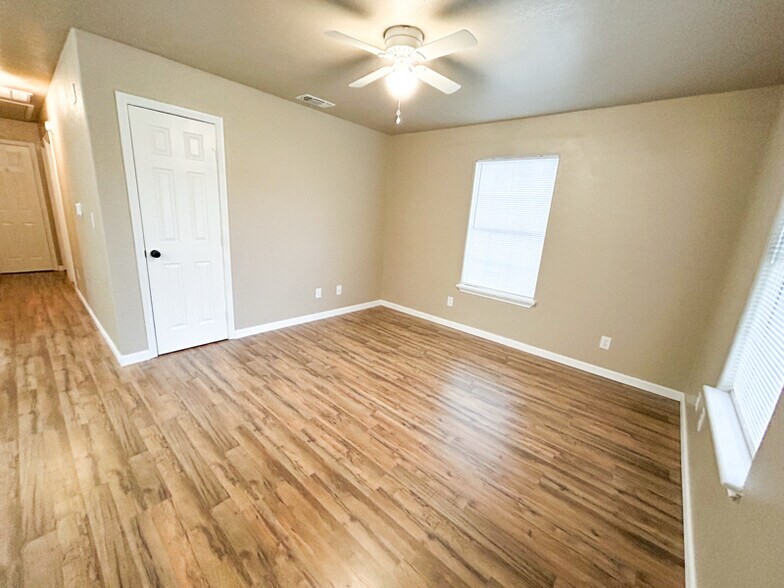 Building Photo - 614 W Peach St