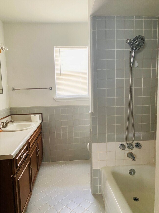 Building Photo - 1503 Bayou Dr
