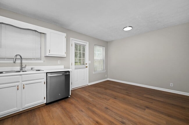 Building Photo - 2426 Willowbrook Dr