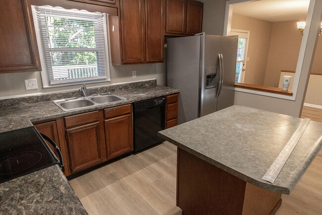 Building Photo - 3006 Lynnwood Dr