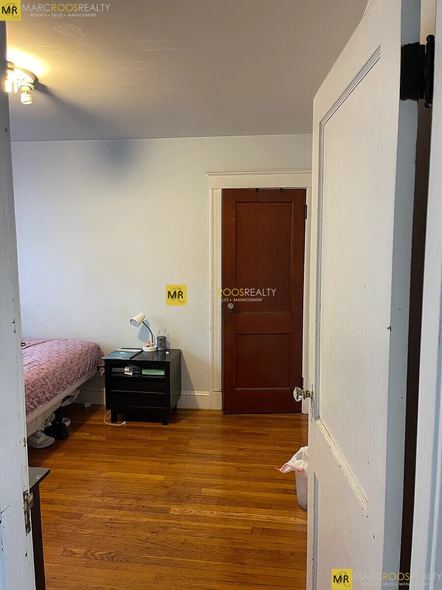 Building Photo - 2 Mission St