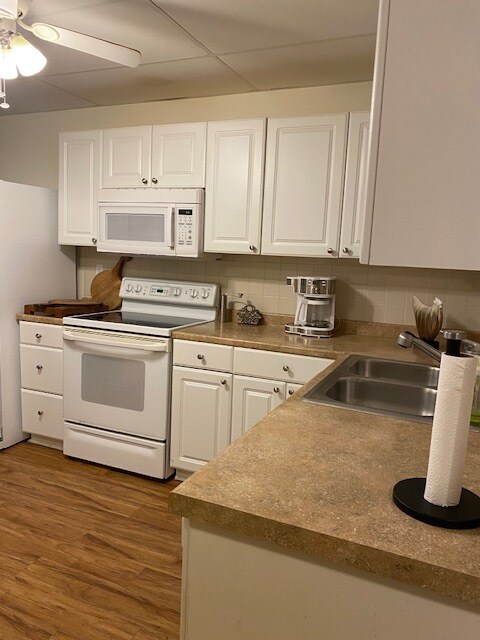 Full Kitchen - 28 S Riversong Ln