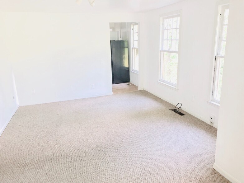 Building Photo - 547 Elmwood Dr NE