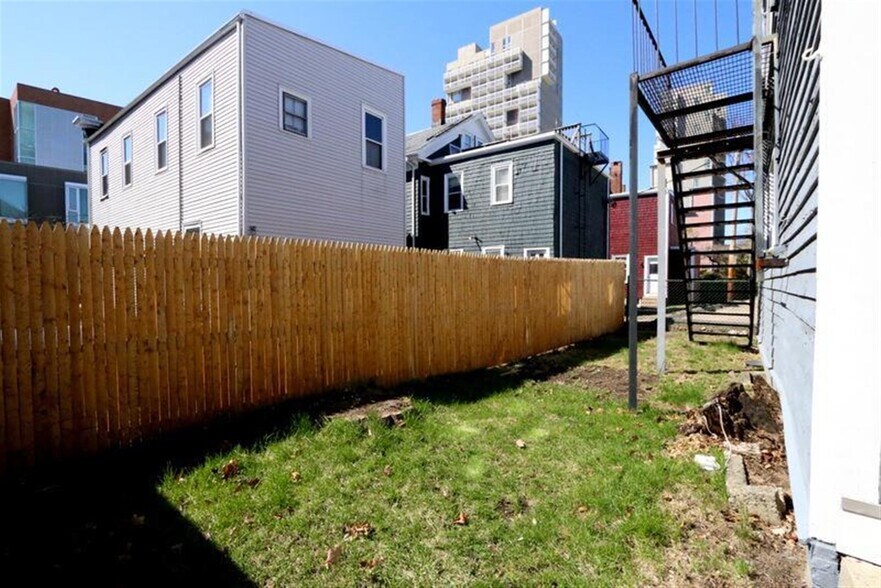 Building Photo - 7 Elmer St