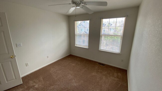 Building Photo - HUGE 2 Bedroom 3 Bathroom Condo in Southeast Denver