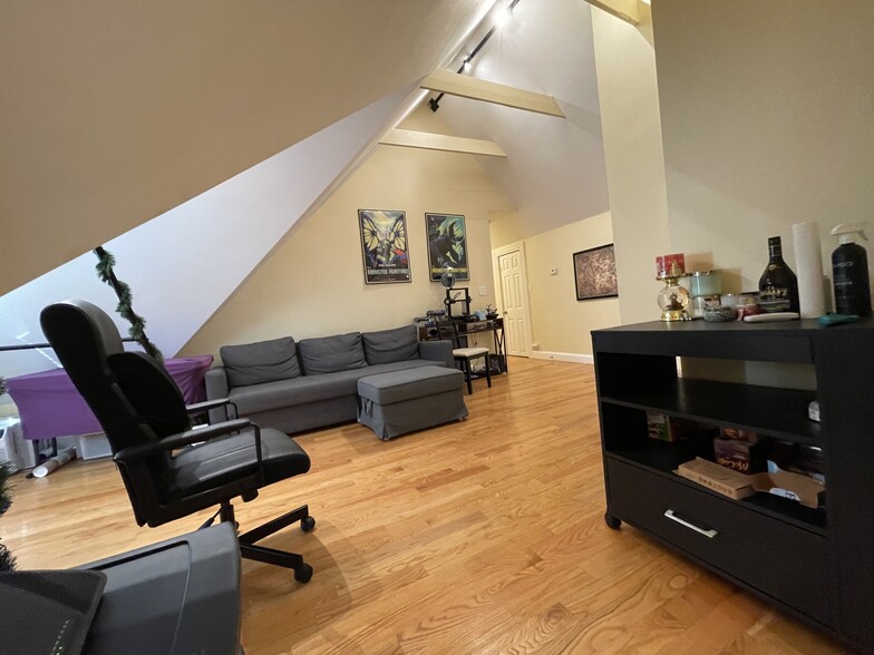 Building Photo - 5 Irving St