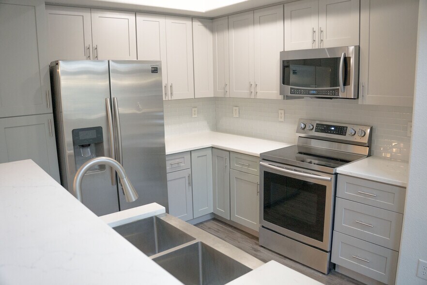 Building Photo - 900 S 94th St