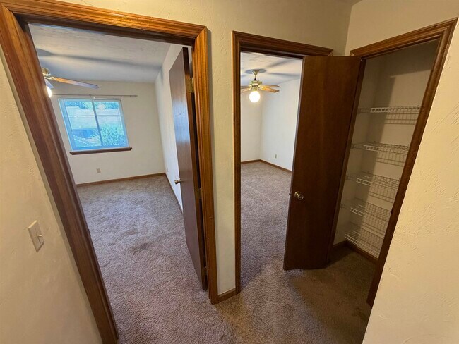 Building Photo - 3207 Shamrock St E