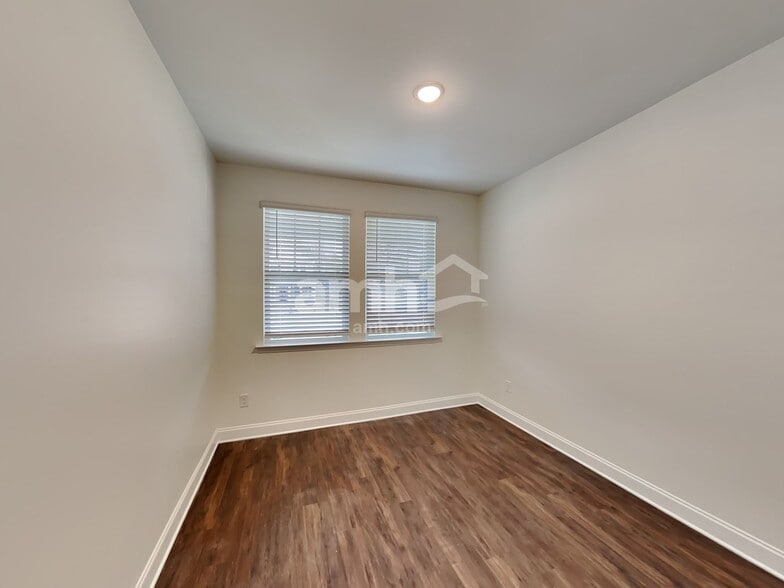 Building Photo - 15712 Thomas Rd
