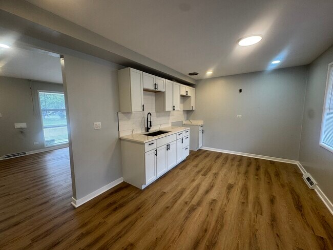 Building Photo - 14700 Avalon Ave