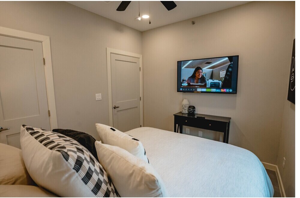 Building Photo - 600 E Dallas Ave