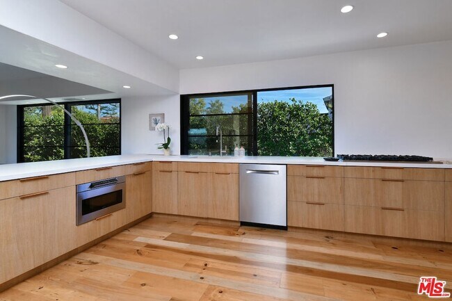 Building Photo - 2145 Linda Flora Dr