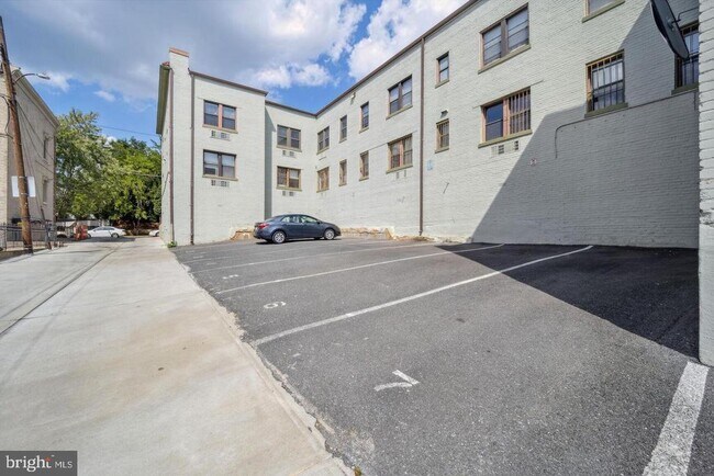 Building Photo - 315 Evarts St NE