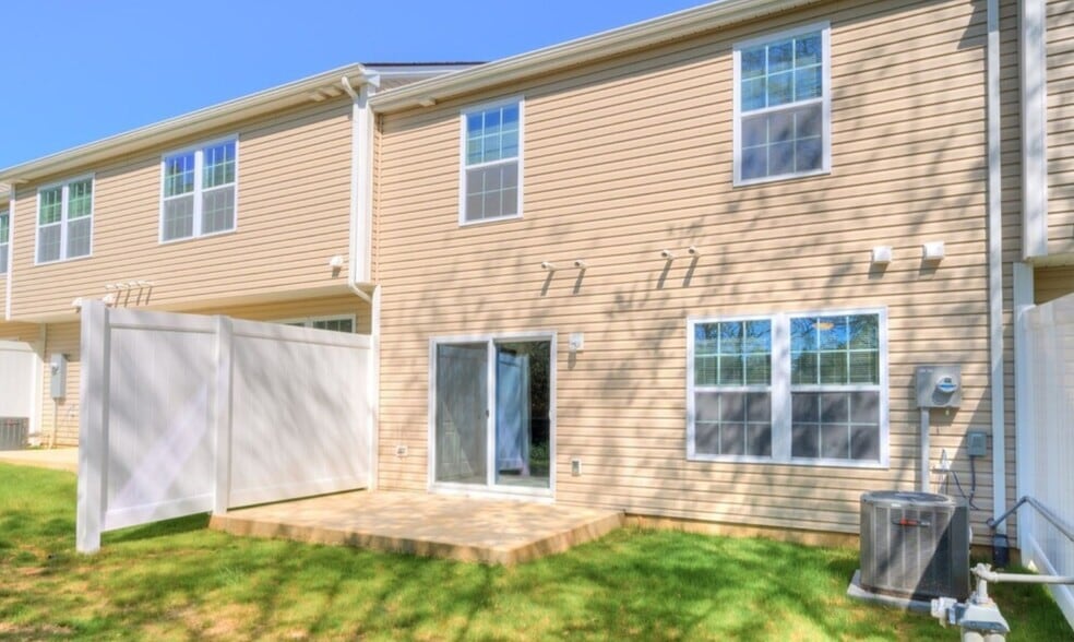 Building Photo - 335 Twisted Oak Dr NW