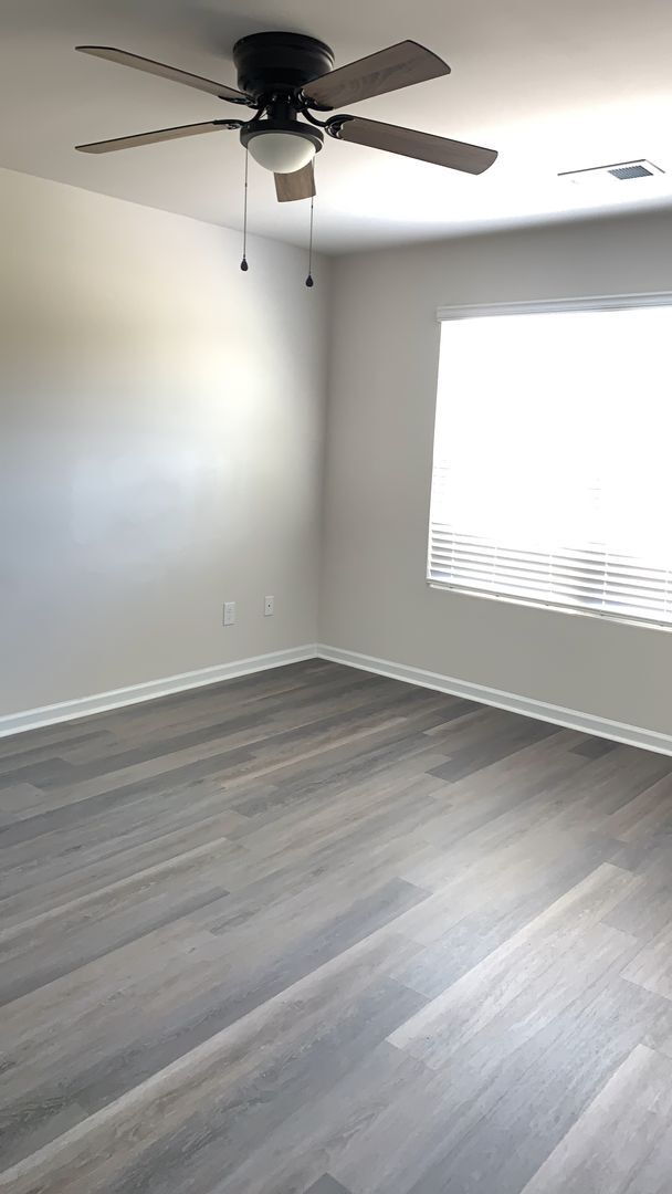Building Photo - 4-Bedroom, 2-Bath Home in Heather Glen Com...