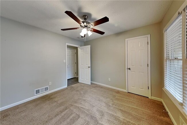 Building Photo - 351 Robin Hood Dr