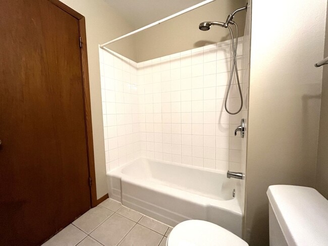 Building Photo - 3 Bedroom/1.5 Bath - Single Family Home with GARAGE!