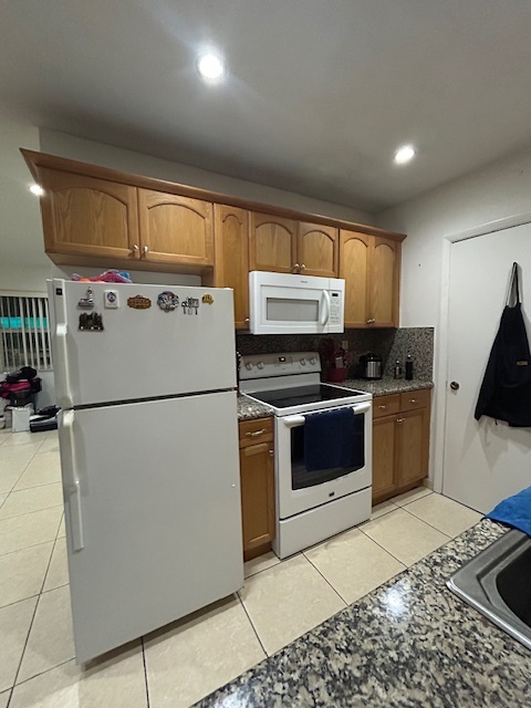 Kitchen - 900 SW 84th Ave