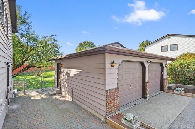 Building Photo - 8 Badami Dr