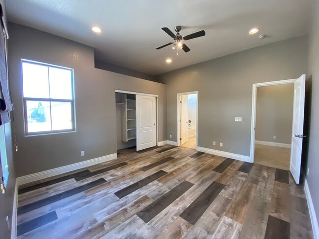 Building Photo - CALVADA VALLEY U.1 - Oakleaf Avenue