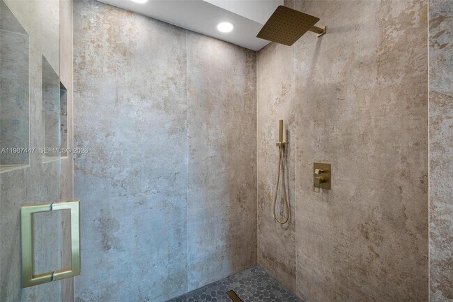 Building Photo - 1365 Bay Terrace