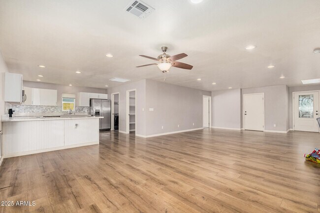 Building Photo - 4950 W Grovers Ave