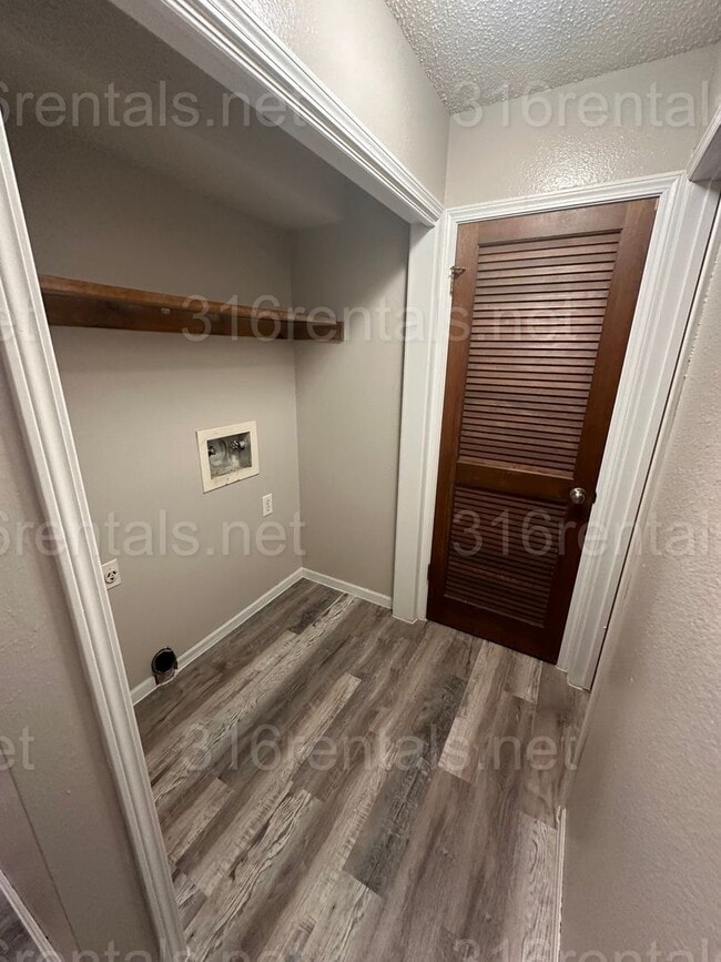 Building Photo - $925 - 2 bedroom 1 bath - Beautiful apartm...